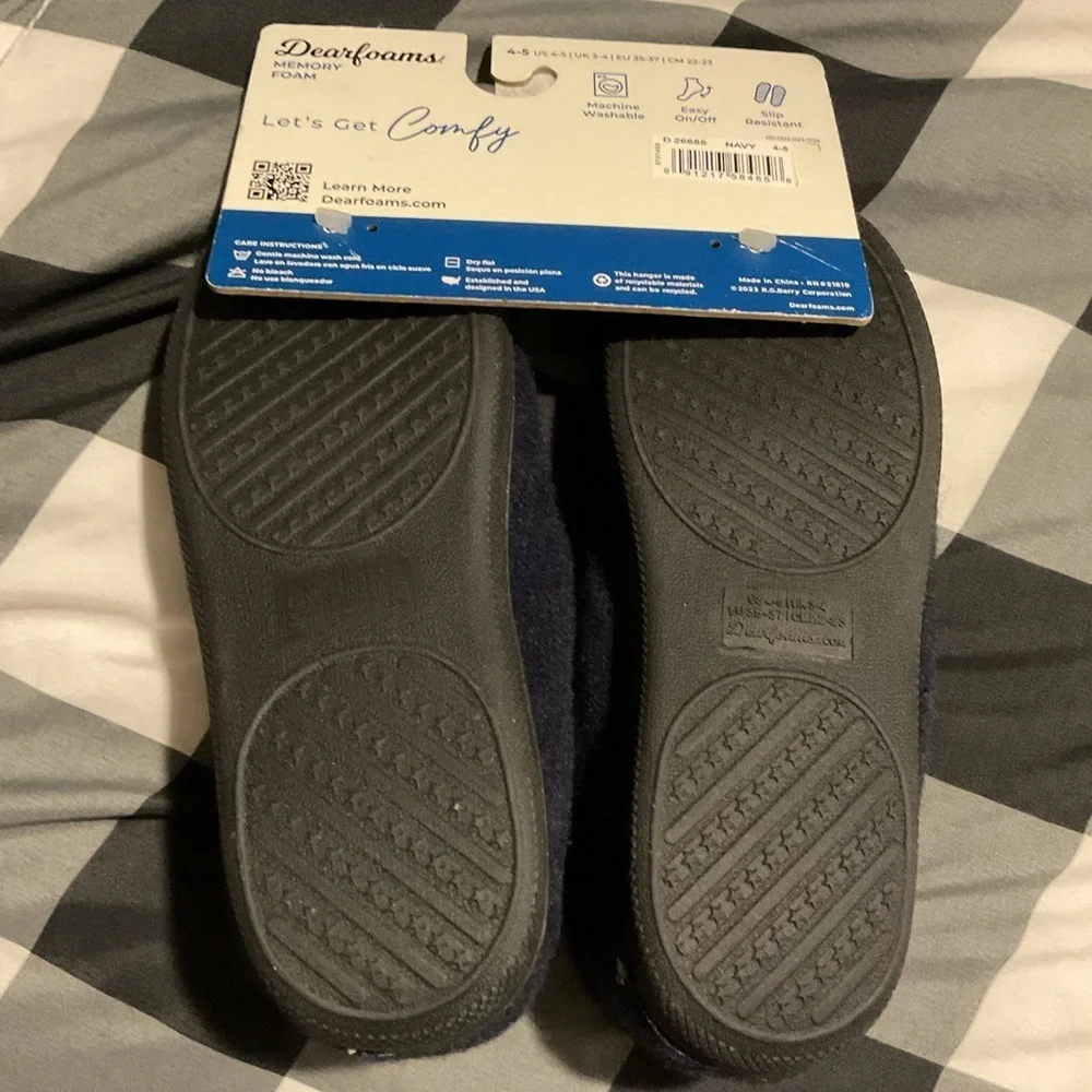 Dearfoams Kids Slippers in Navy and Cream
